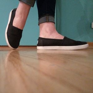 *nearly new* Black Toms slip-on 8.5